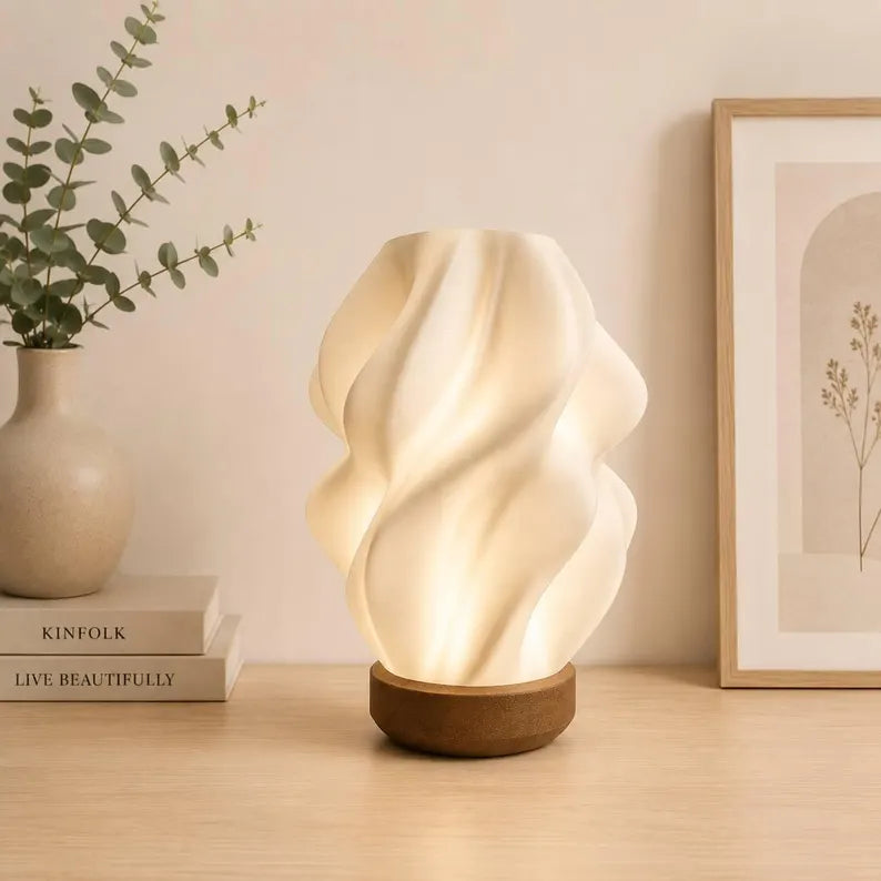 Luminária escultural em forma de onda, feita de plástico reciclado, com base de madeira, estilo boho moderno.