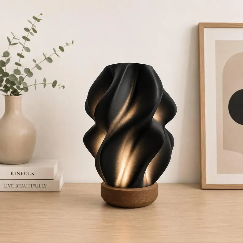 Luminária escultural em forma de onda, feita de plástico reciclado, com base de madeira, estilo boho moderno.