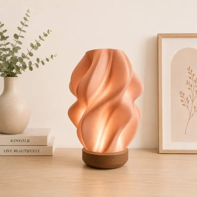 Luminária escultural em forma de onda, feita de plástico reciclado, com base de madeira, estilo boho moderno.