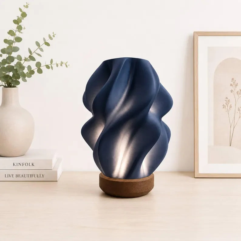 Luminária escultural em forma de onda, feita de plástico reciclado, com base de madeira, estilo boho moderno.