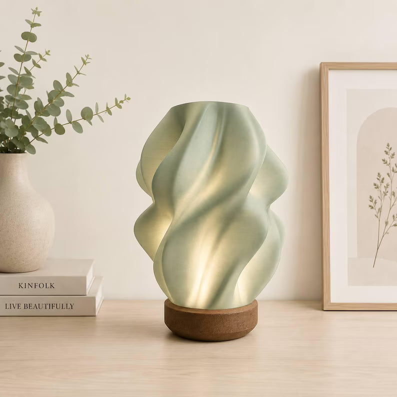 Luminária escultural em forma de onda, feita de plástico reciclado, com base de madeira, estilo boho moderno.